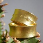 ARS Trauringe, Gelbgold mit Brillanten bei Juwelier Solitaire Freiburg