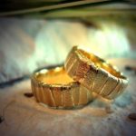 ARS Trauringe Gelbgold Struktur bei Juwelier Solitaire Freiburg