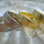 ARS Trauringe Palladium + Gelbgold Struktur bei Juwelier Solitaire Freiburg