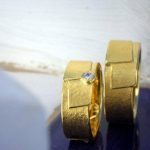 ARS Trauringe - strukturiert, Gelbgold mit Brillant bei Juwelier Solitaire Freiburg