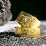 ARS Trauringe - strukturiert, Gelbgold mit Brillant bei Juwelier Solitaire Freiburg