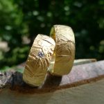 Bayer: Trauringe Gelbgold mit Brillant bei Juwelier Solitaire Freiburg