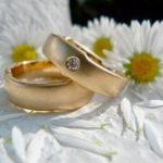Juwelier Solitaire Freiburg - DL Trauringe Apricotgold mit Brillant - Handarbeit