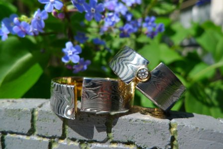 Ringe - Damaszenerstahl mit Gold + Brillant a. Ringe - Damaszenerstahl mit Gold + Brillant