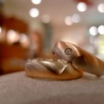 Juwelier Solitaire Freiburg - DL Eheringe Rotgold-Weißgold mit Brillant