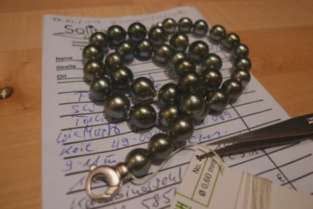 Tahitiperlenkette geknüpft