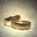 Juwelier Solitaire Freiburg - Trauringe Weißgold-Apricotgold mit vier Brillanten