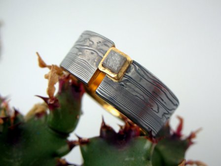 Ring Damaszenerstahl mit Gold + Rohdiamant