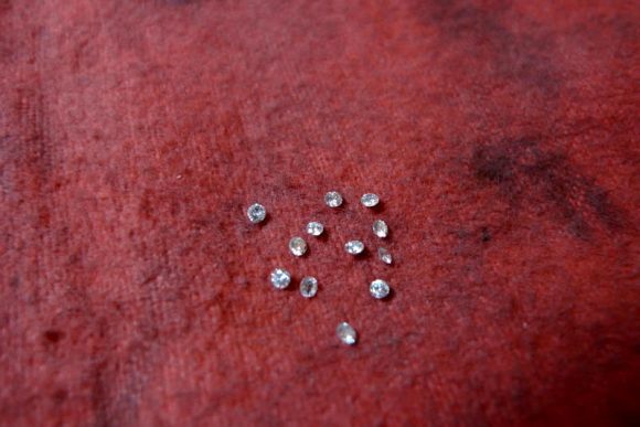 Brillanten aus der Golduhr vom Schmutz befreit