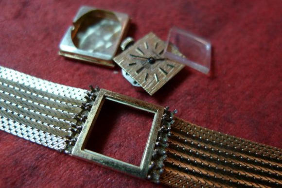 Golduhr in Einzelteile zerlegt