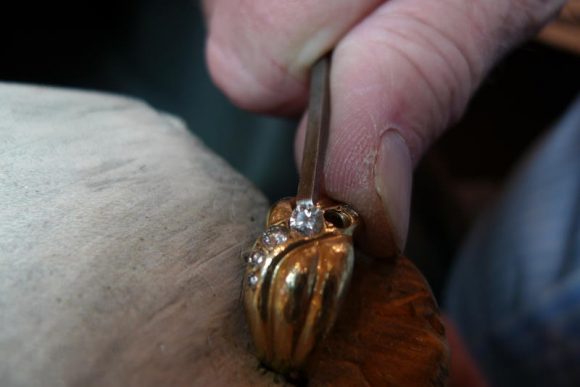 sorgfältigstes Ausfassen mit einem Flachstichel