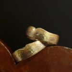 Juwelier Lechler-Trauringe Gelbgold Handstruktur