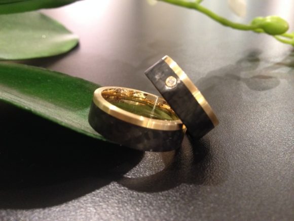 Fischer_Trauringe_Apricotgold mit Carbon Foto (9)