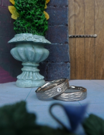 Strukturierte Trauringe aus Weißgold. Goldschmied: Dieter Lechler