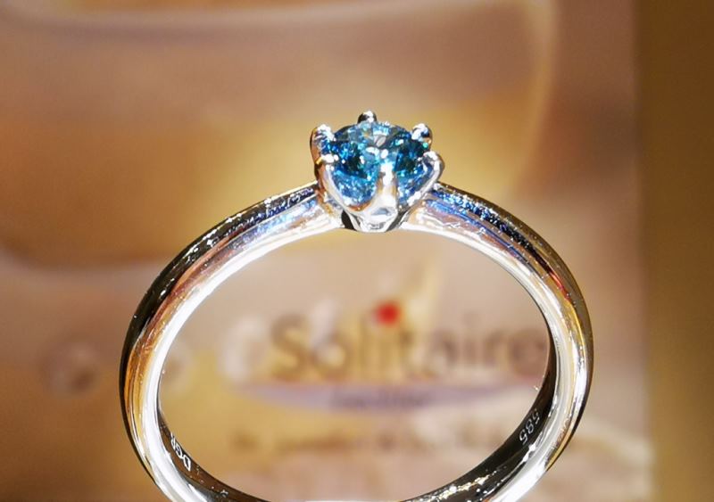 Verlobungsring Solitaire_aus Weißgold_mit blauem Brillant