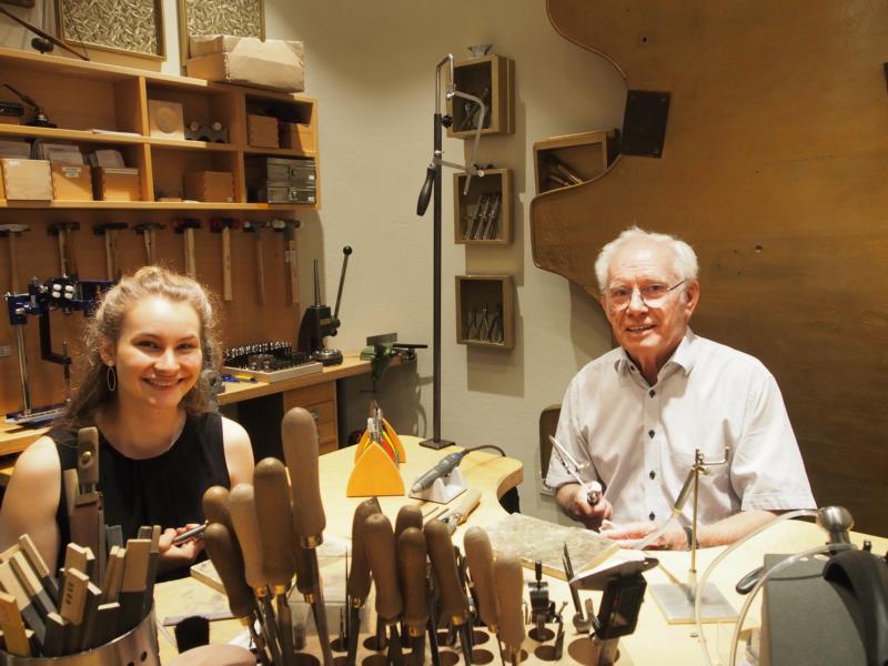 Dieter Lechler mit Auszubildender Sofia Eckert im Juwelier Solitaire Lechler.